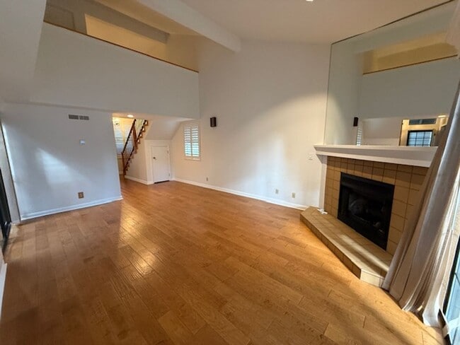 Building Photo - Beautiful Townhome in the Heart of Pleasanton