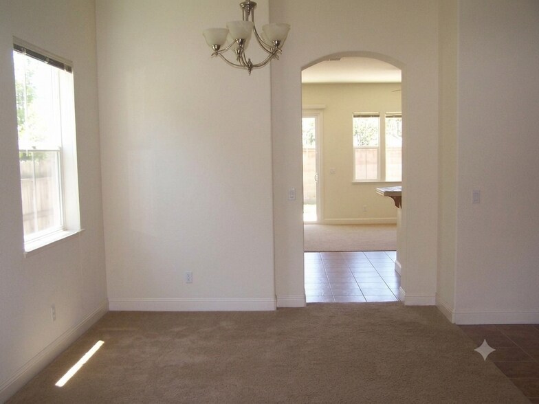 Building Photo - 1004 Hildebrand Cir