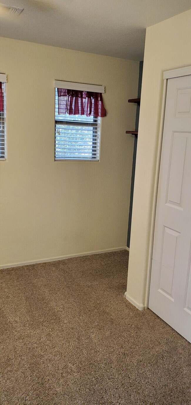 Building Photo - Beautiful 4-Bedroom Home For Rent in Queen...