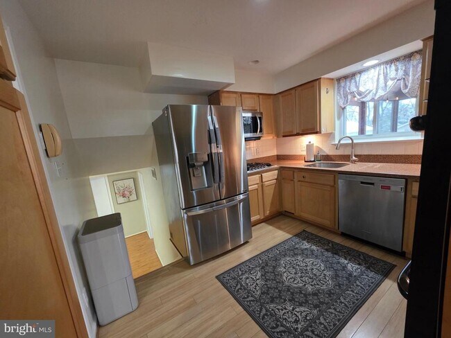 Building Photo - 8140 Drayton Ln