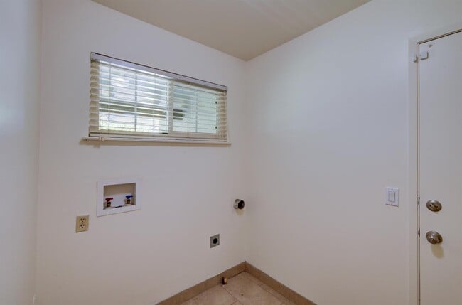 Building Photo - 2553 W Scott Ave