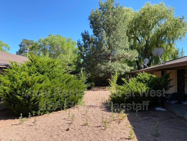 Building Photo - 2219 E Dortha Ave