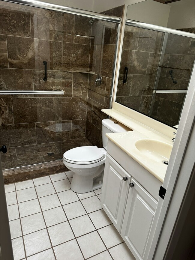 Building Photo - 8555 Circle R Course Ln