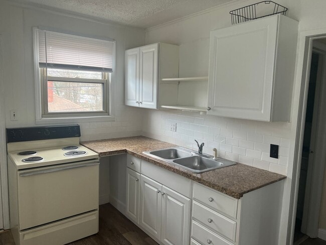 Building Photo - RARE CARSON LANE DUPLEX AVAILABLE