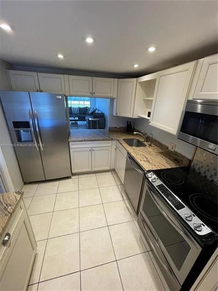 Building Photo - 3100 N Palm Aire Dr