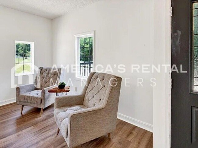 Building Photo - Room to Roam: Expansive Home with Screened Porch - Coming Soon!!