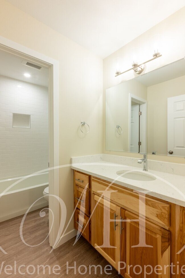 Building Photo - Spacious 2 bedroom duplex with attached garage