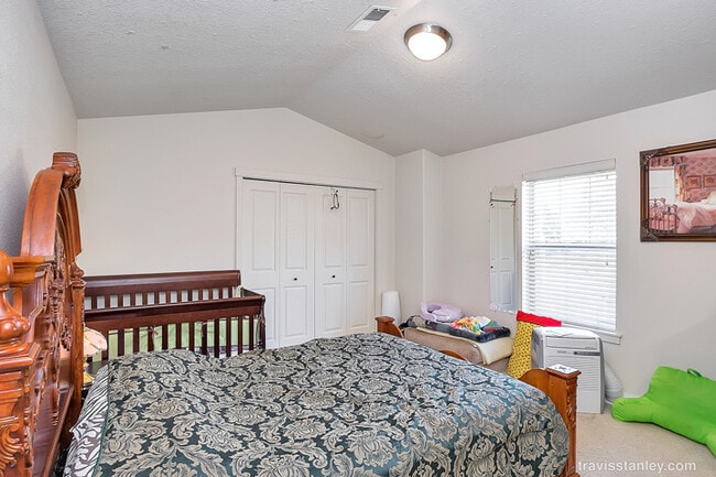 Building Photo - Spectacular 3BD Condo | Near Intel | Walk to MAX Station | Free High-Speed Internet | Water/Sewer...