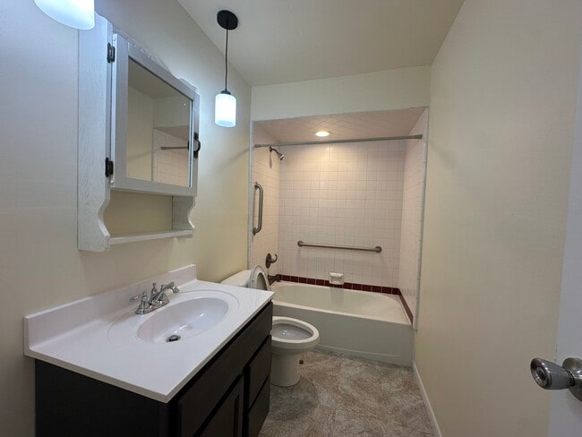 Building Photo - 712 Geyer Ave