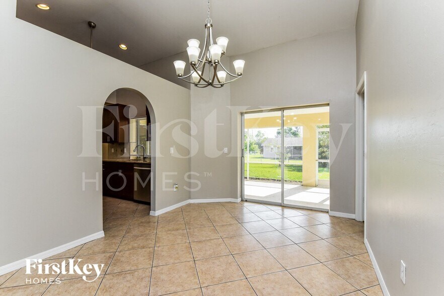 Building Photo - 633 SW 9th Ave