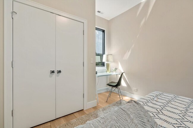 Building Photo - 1646 W Belmont Ave