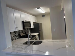 Building Photo - Fully Renovated 3BD/2BA in Lakes of Jacaranda - Plantation