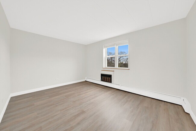 Building Photo - 6161 N Hoyne Ave