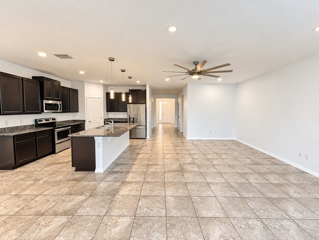 Building Photo - 5703 SW 50th Ave