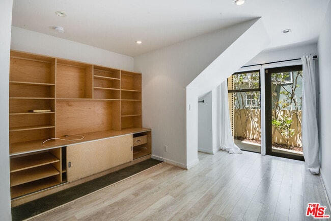 Building Photo - 224 Sunridge St