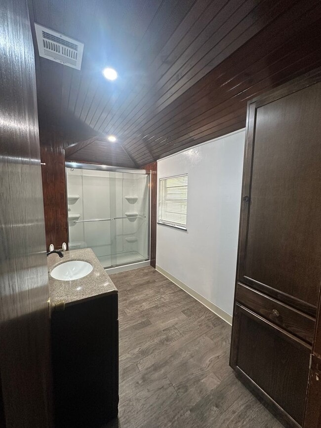 Building Photo - 4 Bed, 2 Bath, 2 dInng, 2 Living