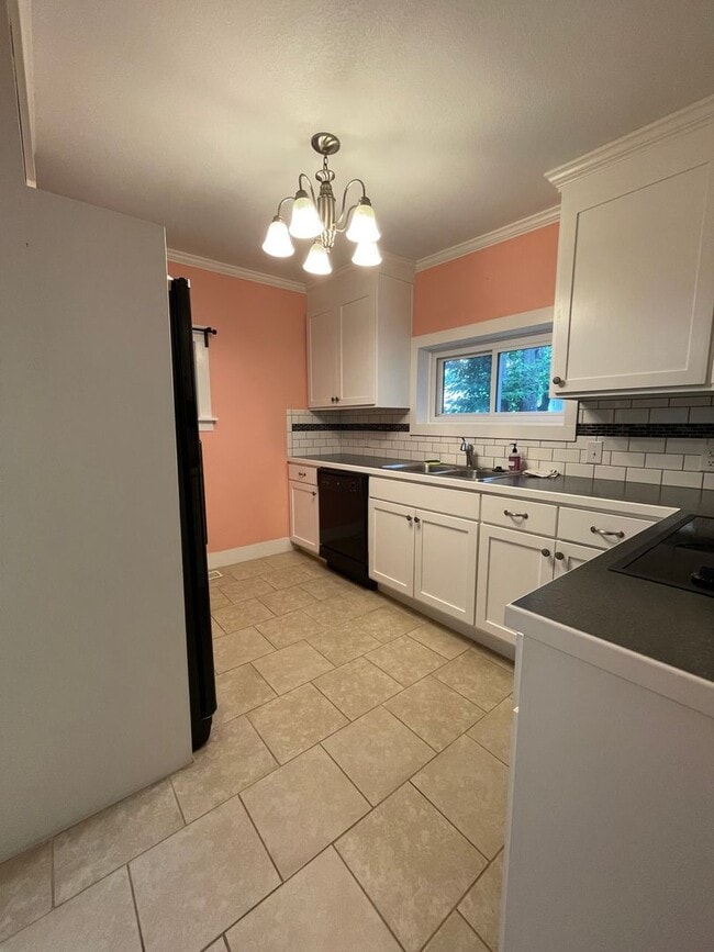 Building Photo - 2 Bedroom Near ESU!