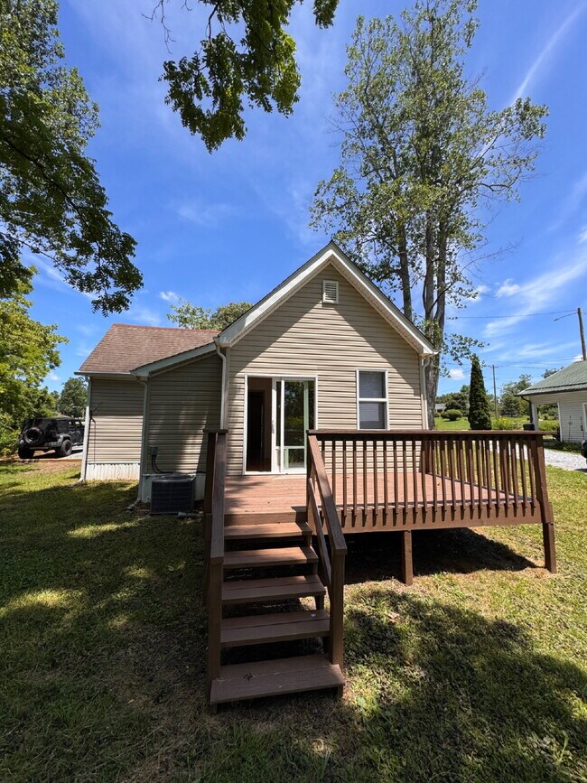 Building Photo - Fully renovated 2 bed/1 bath home with fenced front yard