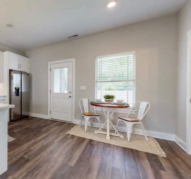 Kitchen eating area - 555 Gresham Ln