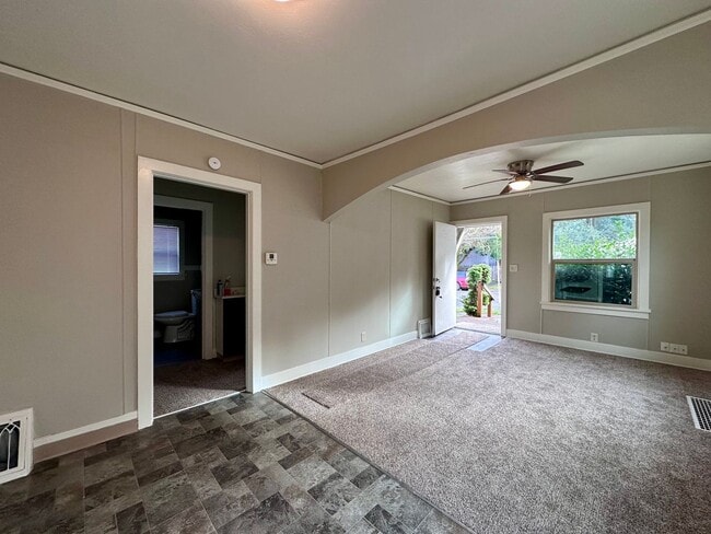 Building Photo - Adorable Home in a Historic Oregon City Neighborhood