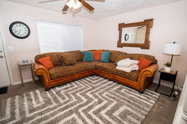 Building Photo - 592 Sunflower Rd