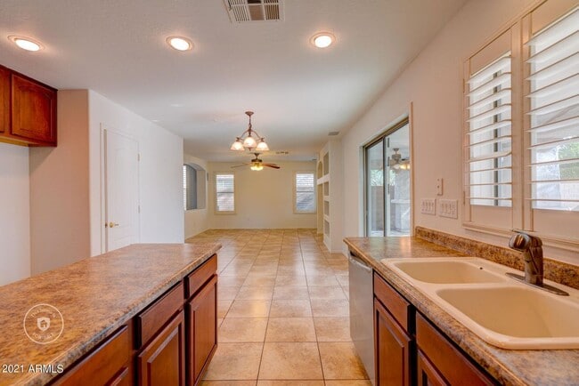 Building Photo - Gorgeous 4 Bed 3 Bath 3 Car home in Peoria with community Pool