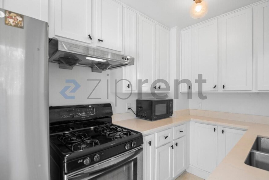 Building Photo - 5914 Mauritania Ave