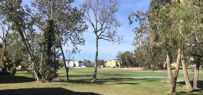 Building Photo - 48 Country Club Dr