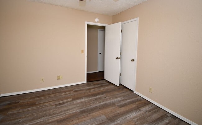 Building Photo - Well-maintained 3-bedroom, 2-bath ranch-style home