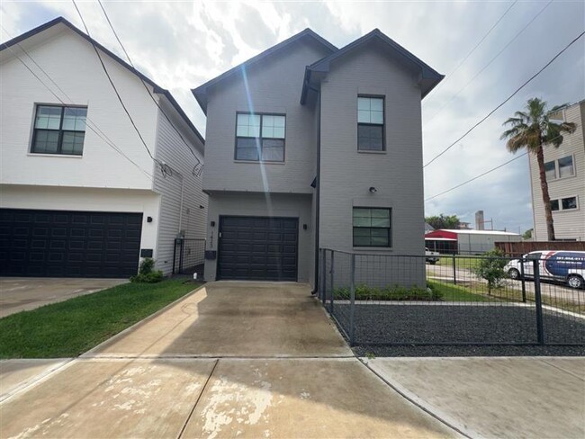Primary Photo - 1423 Holly St