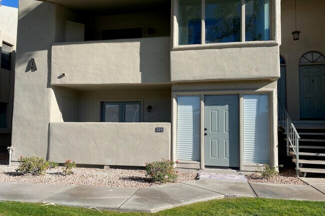 Building Photo - 1820 E Morten Ave