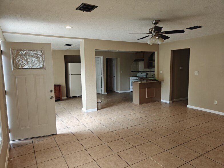 Building Photo - 2115 Raspberry Ln