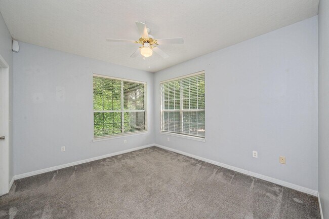 Building Photo - 17 Chatelaine Cir SE