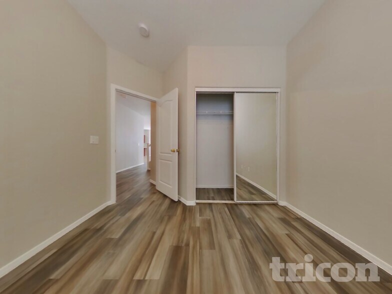 Building Photo - 715 N Redwood Ln