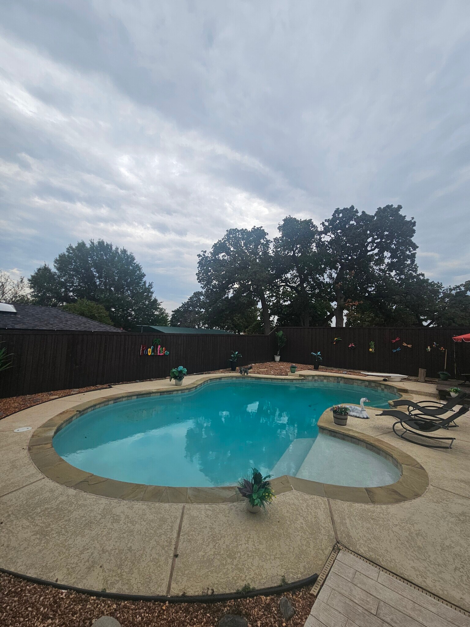 Building Photo - 2020 Oakmeadow St