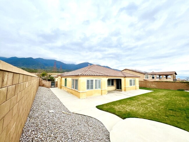 Building Photo - Beautiful 4 Bedroom, 2.5 Baths Single Family Home with 3 Car Tandem Parking Garage and Backyard w...