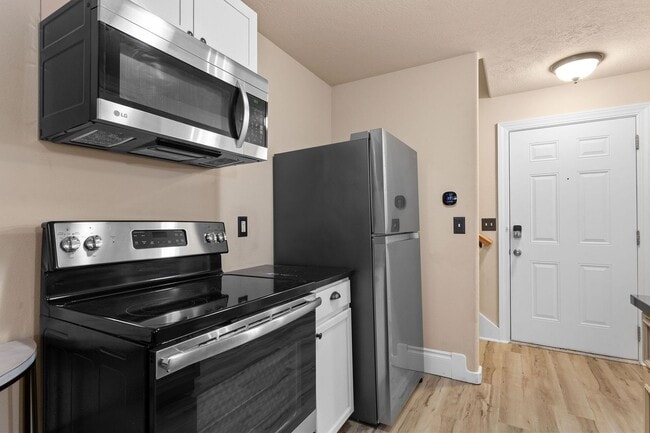Building Photo - Unfurnished or Furnished 2 bedroom 2 bath Condo/Apartment in a Gated Community,  Blue Eye, MO,  N...