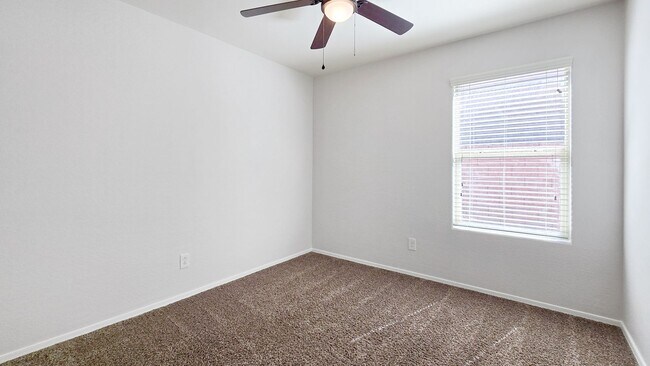Building Photo - Popular Las Brisas community in Goodyear!