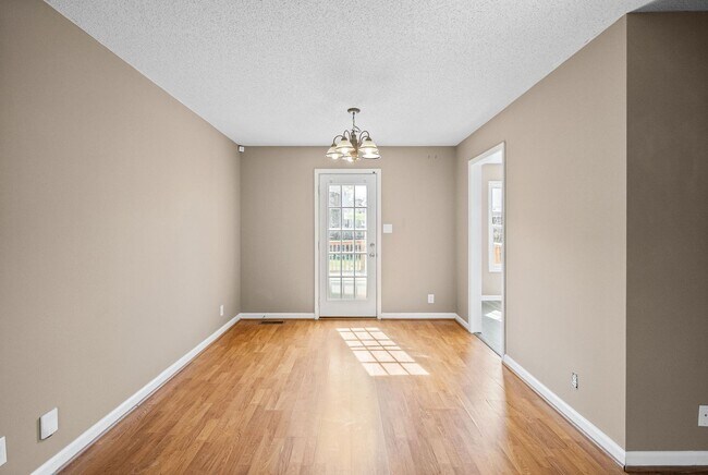 Building Photo - LARGE FENCED IN YARD!!!