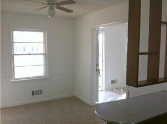 Building Photo - 10104 White Ave