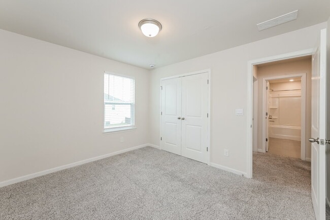 Building Photo - 5834 Un Grv Dr