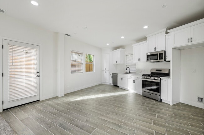 Building Photo - 915 E Central Ave