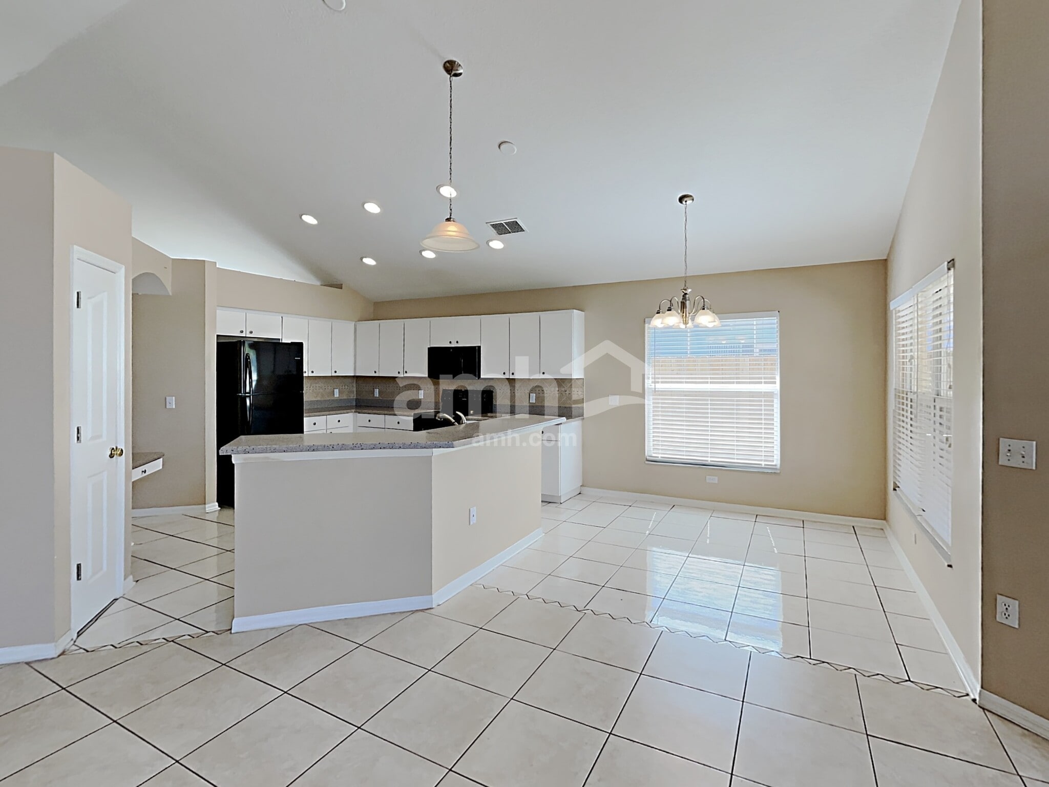 Building Photo - 16502 Lake Heather Dr