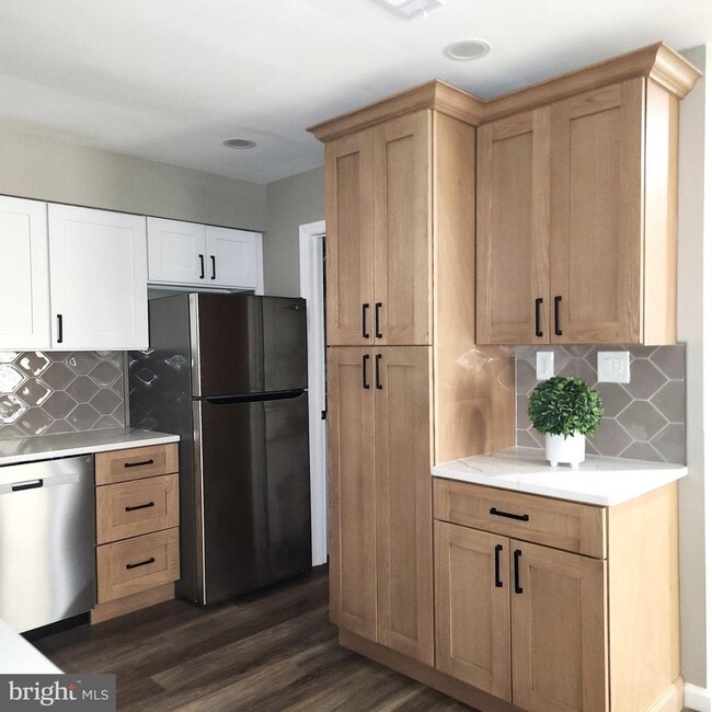 Building Photo - 16 Pickwick Pl