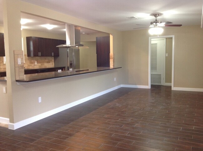 Building Photo - Gorgeous Remodel - North Austin Home!