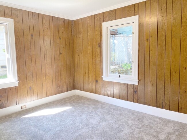 Building Photo - Beautiful Craftsman 5 bed 1 bath home with...