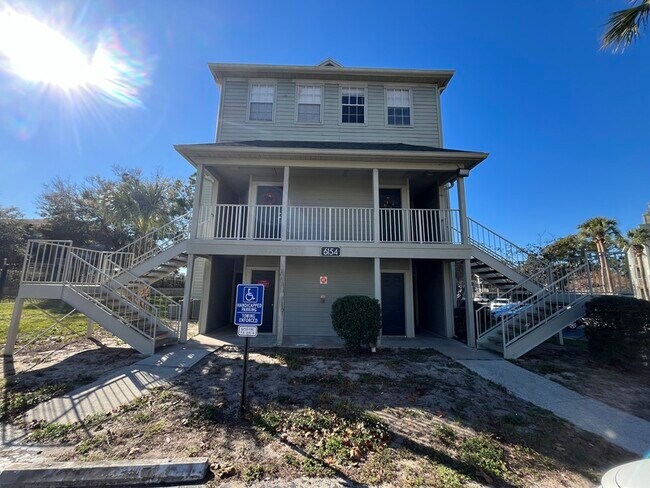 Building Photo - 6154 Westgate Dr