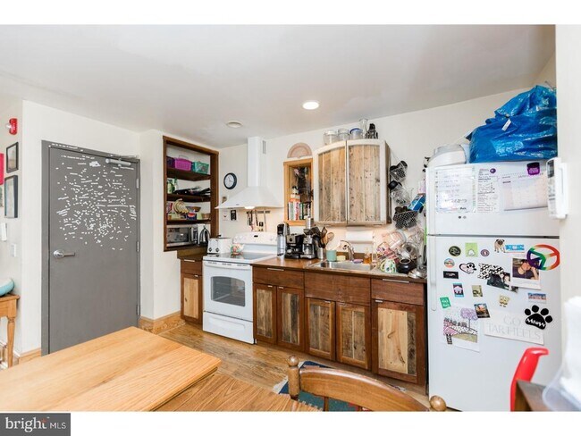 Building Photo - 206 E Girard Ave
