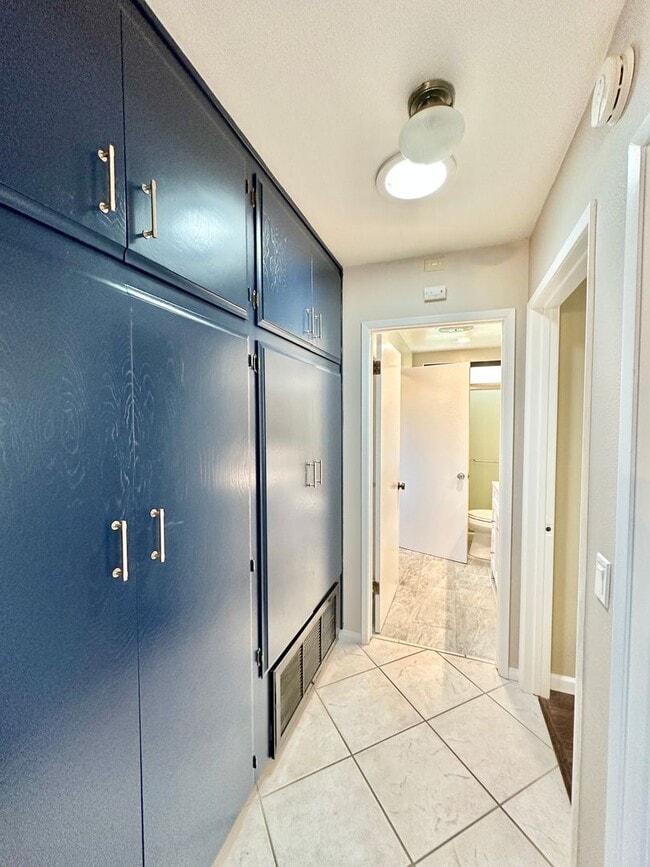 Building Photo - Beautiful, Shorter-Term, Fully Furnished Upstairs Guest Home, on Secluded Hilltop Property with M...