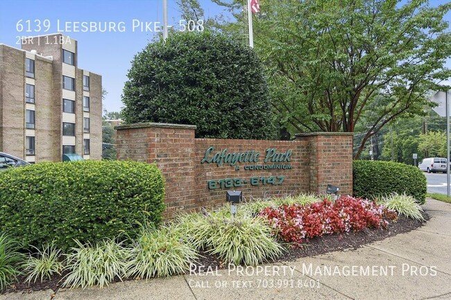 Building Photo - Beautiful Two Bedroom Condo- All Utilities...